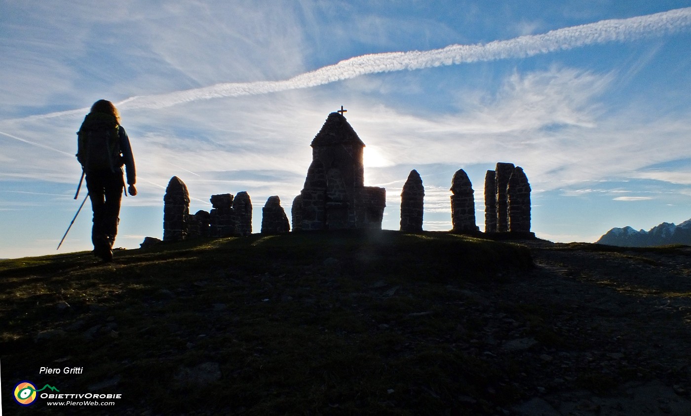 80 Ai Tre Faggi in controluce il tempietto con i menhir....JPG